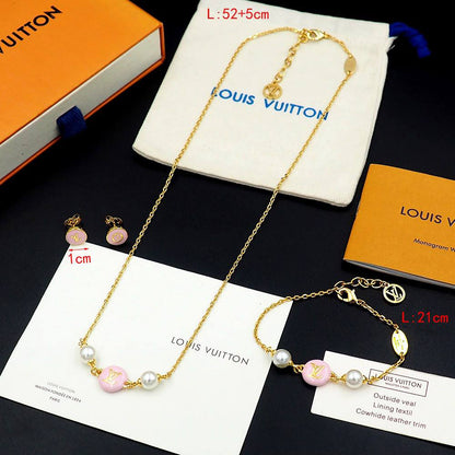 LV
Necklace ✨
Bracelet 😍
Earring 🦋
Master quality 💯
With normal boxes 🗃️ 
140 dhs🇦🇪🇦🇪

With master box 📦 
170 dhs🇦🇪🇦🇪

Zain216
♥️♥️♥️