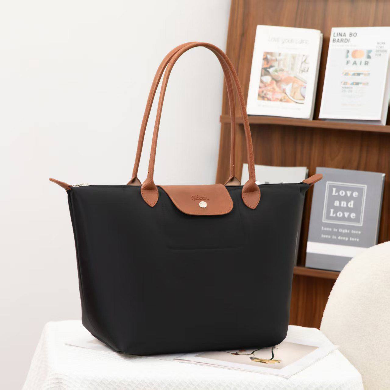 LONGCHAMP BAG 
BIG SIZE 
50 dhs✅
SIZE - *46×18×30 cm

Zain40
♥️♥️♥️