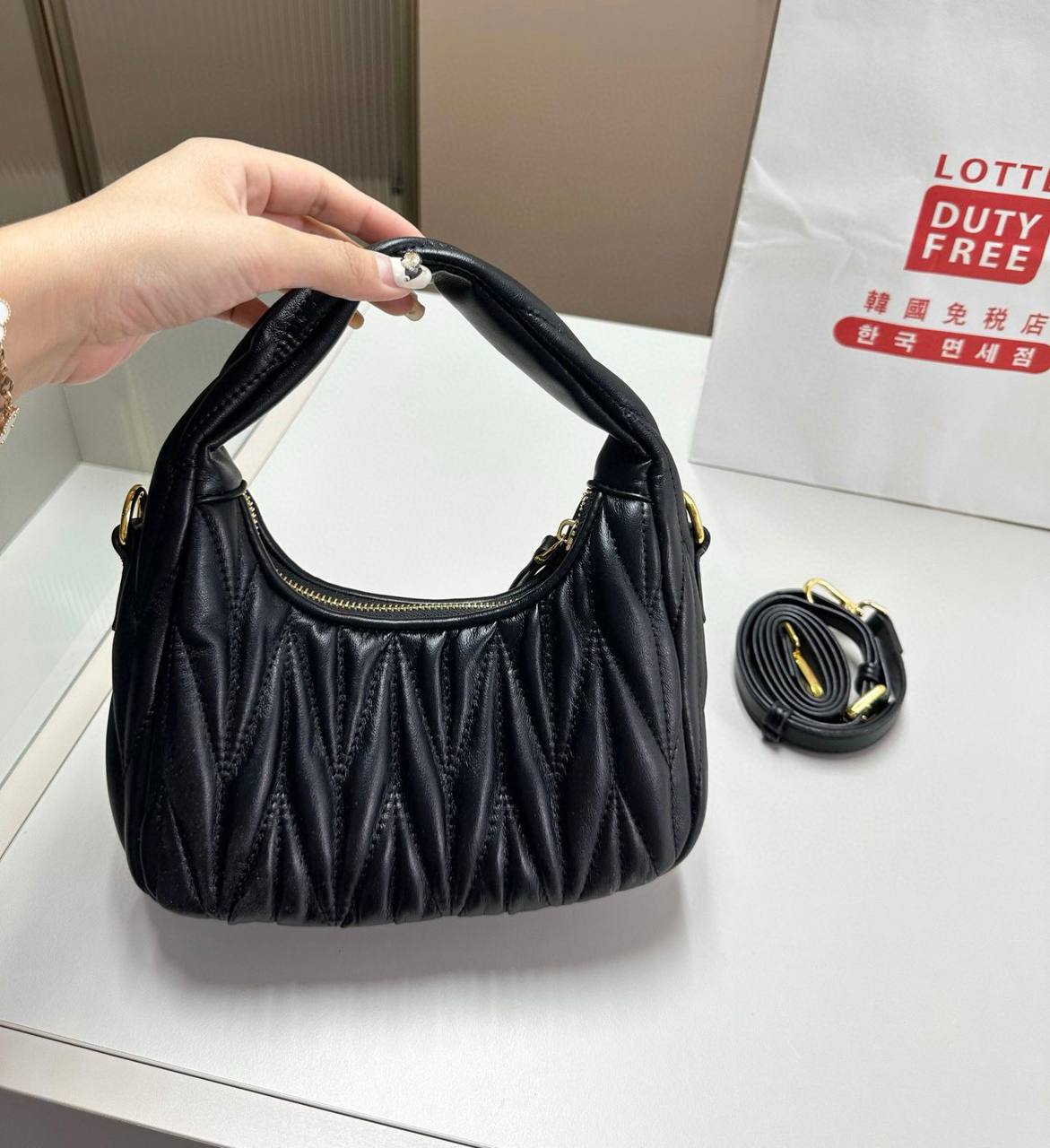 MIU MIU 
NEW CAME GOOD QUALITY 

WITH BOX 
🎁🎁🎁

90 dhs🇦🇪

Zain39
♥️♥️♥️