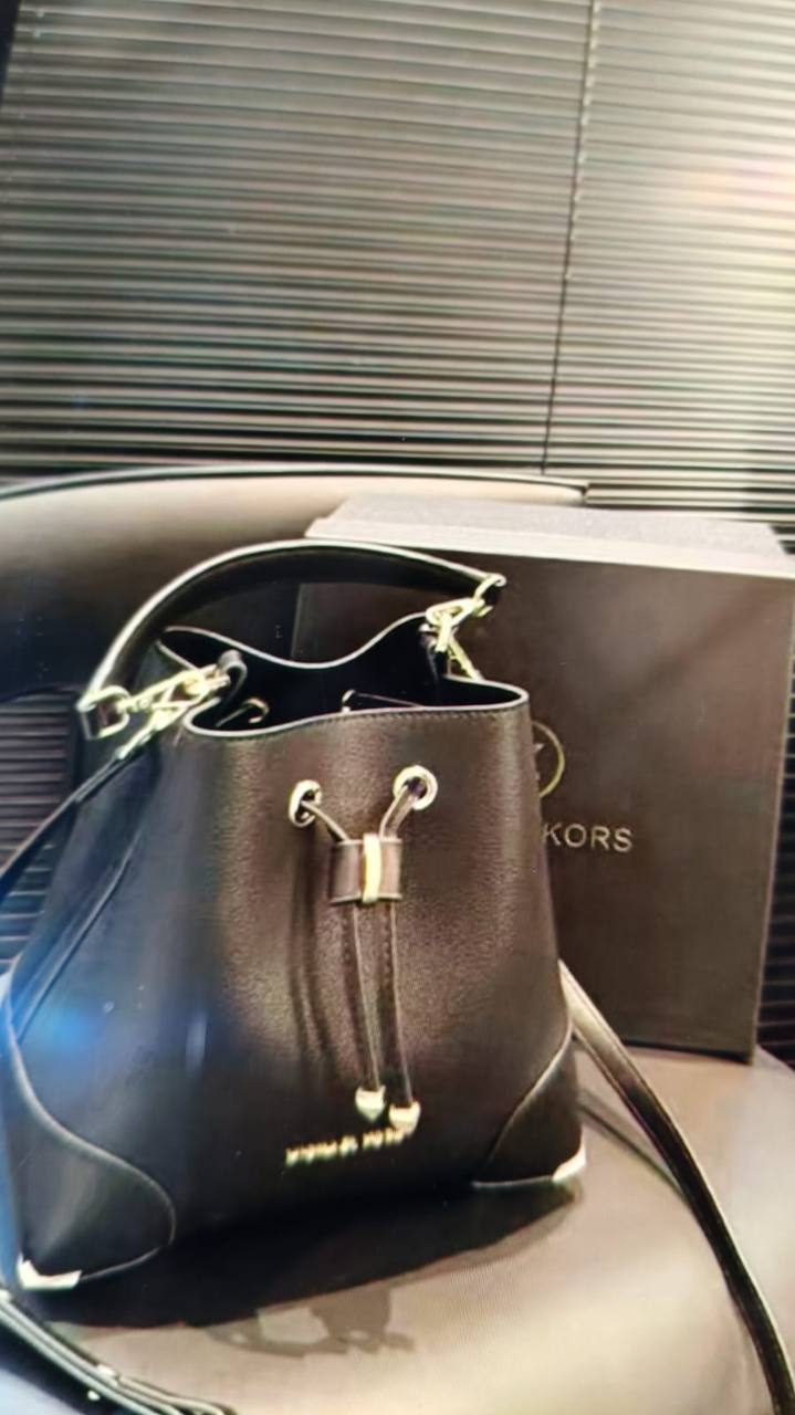 Bags

95 dhs✅

with box
🎁🎁🎁

Zain26
♥️♥️♥️