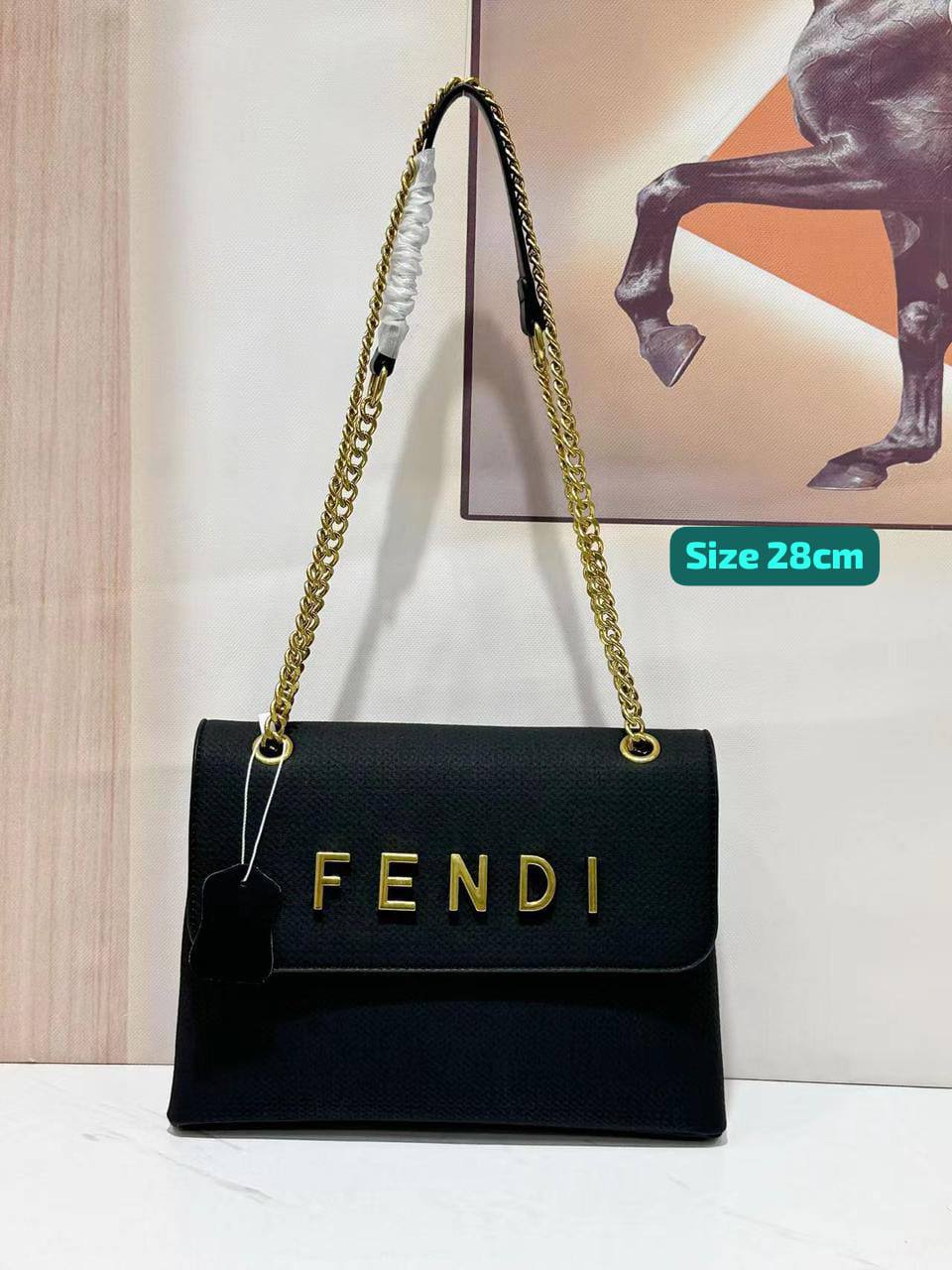 Fendi

Good quality 

with box 
🎁🎁🎁

105 dhs❣️

Zain186
♥️♥️♥️