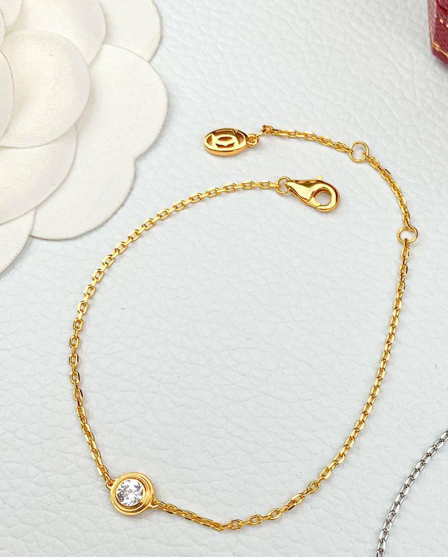 Cartier SET 🔥*
Necklace ❤️
Earring 🍁
Bracelet 💥
Master quality 💯
With normal boxes 📦 
105 dhs🪙🌨️
With master box 🗃️ 
150 dhs🪙🌨️

Zain216
♥️♥️♥️