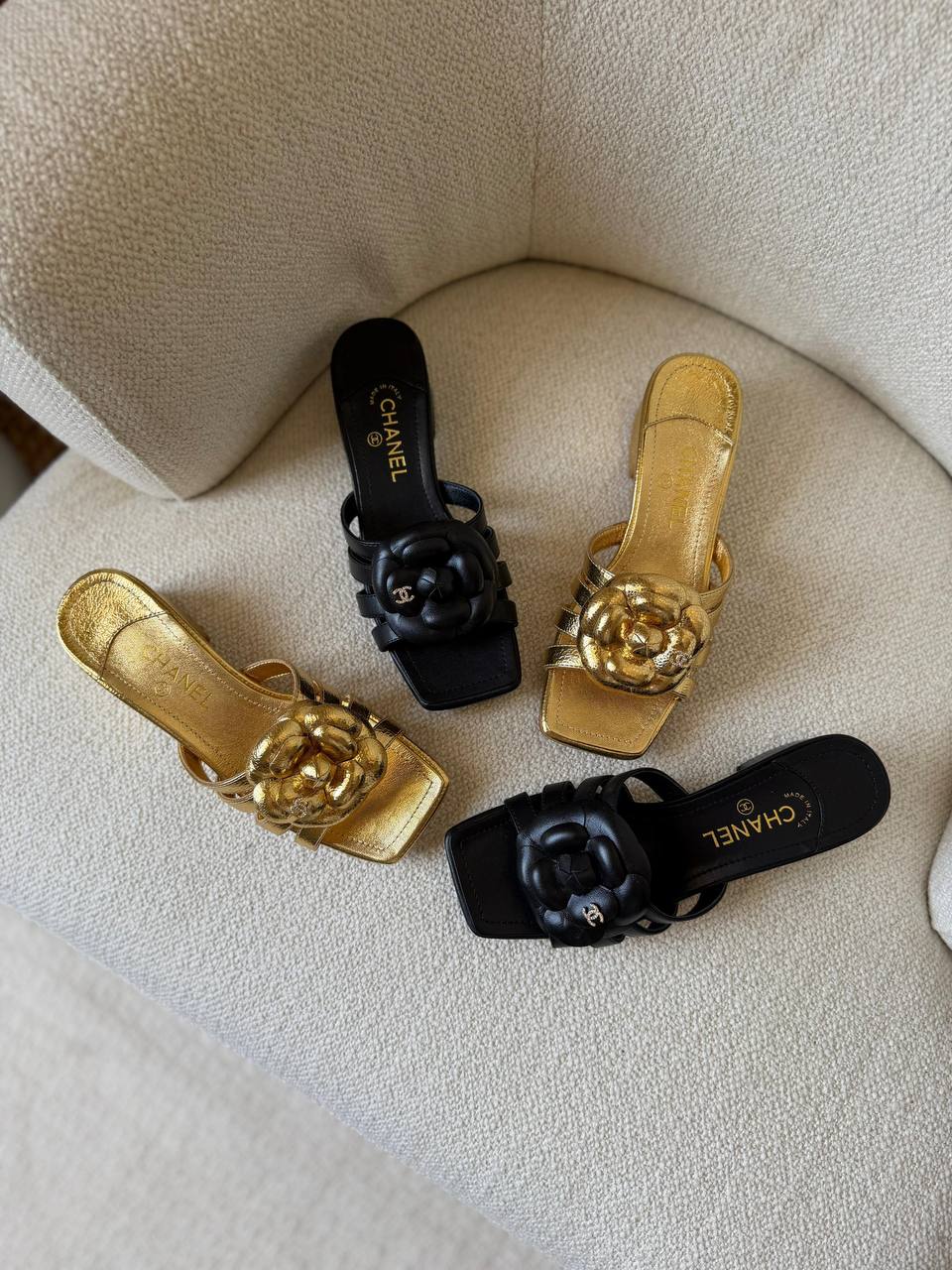Chanel 
𝑨𝑨𝑨 𝑸𝒖𝒂𝒍𝒊𝒕𝒚
𝑺𝒊𝒛𝒆 𝟑5 𝒕𝒐 𝟒2 
450 dhs✅

Zain81
♥️♥️♥️