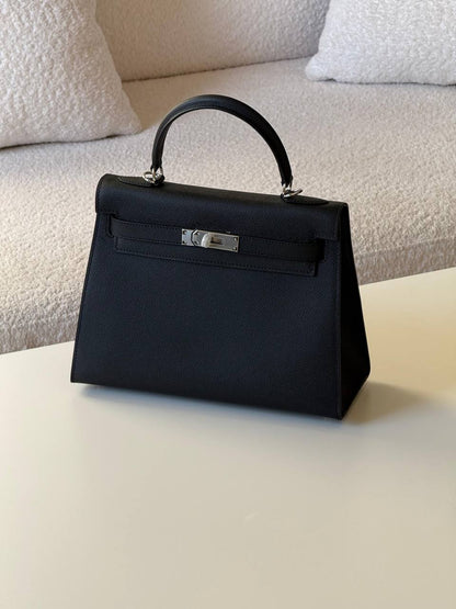 Hermes kelly epsom 28cm💕
master quality😍

with box❤️
🎁🎁🎁

420 dhs🪙💕

Zain52
♥️♥️♥️