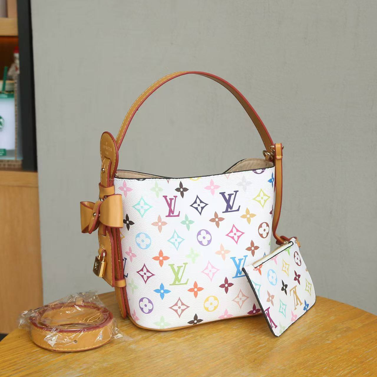 LV
Best quality with box’s 
110 dhs✅
size 18CM

Zain290
♥️♥️♥️