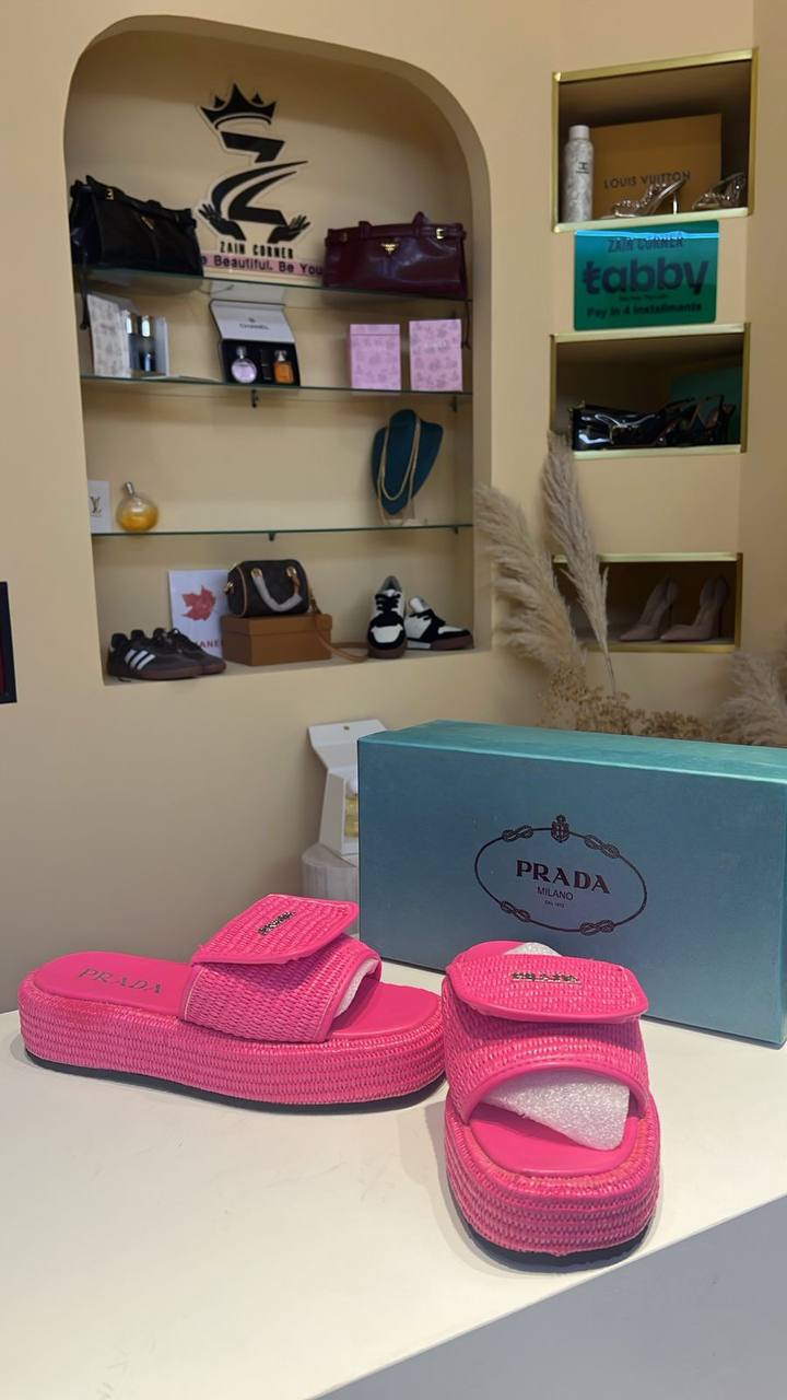 Prada slippers 

offer offer
75 dhs


Zain80
♥️♥️♥️