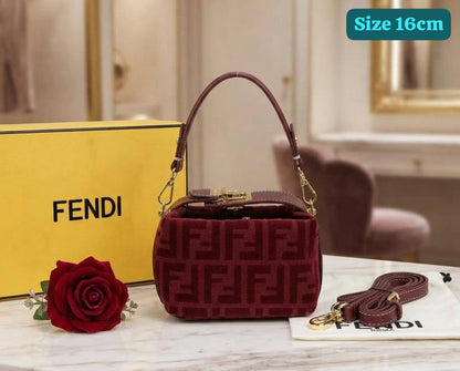 Fendi

Good quality 

with box 

95 dhs🇦🇪🇦🇪

Zain186
♥️♥️♥️