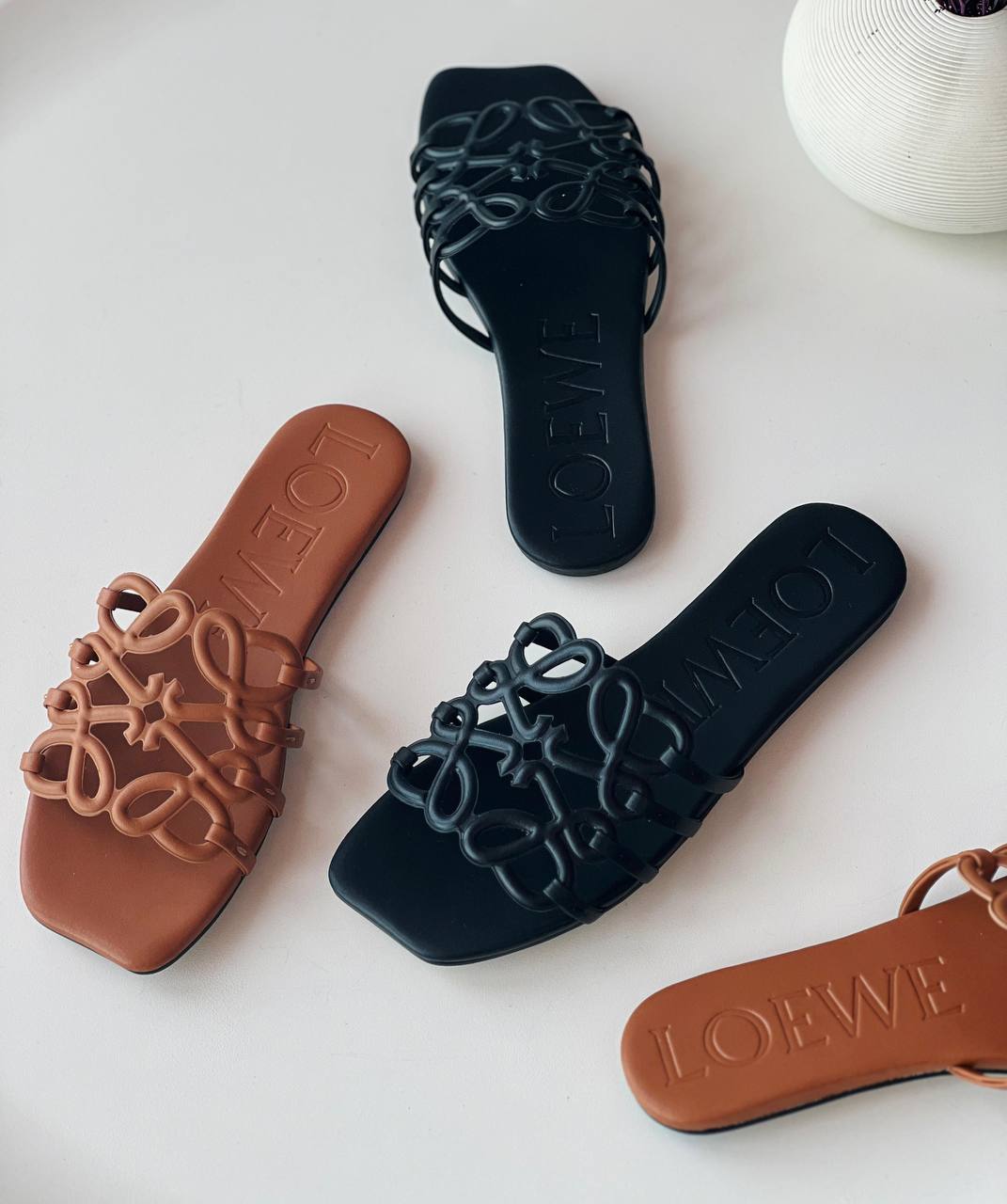 LOEWE 🧡🖤
Size 36_41
Super high quality* 
400 dhs💓

Zain176
♥️♥️♥️