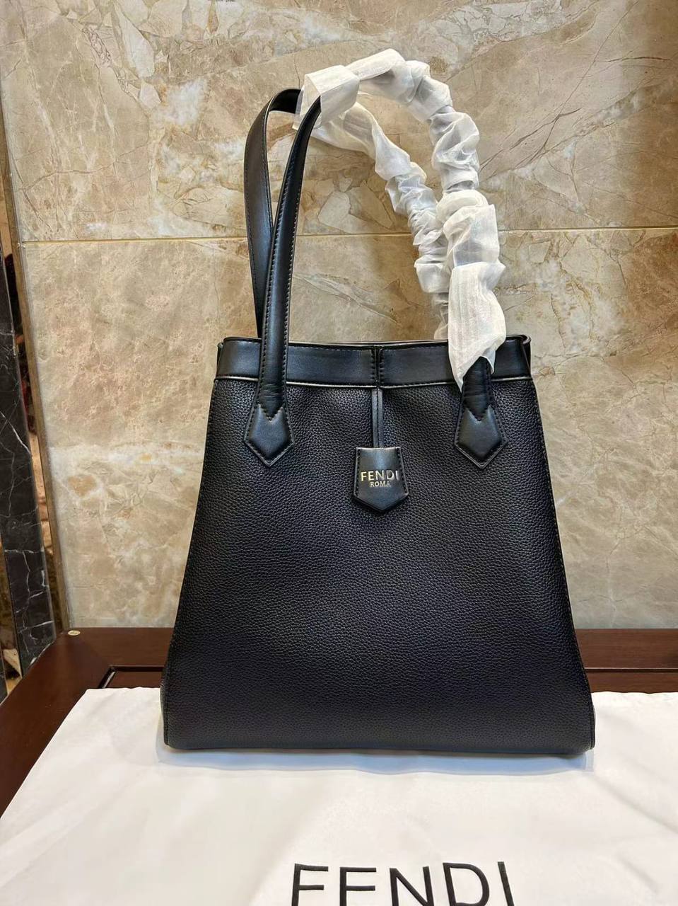 Fendi 
100 dhs✅
size 32（49)×15×33cm

Zain213
♥️♥️♥️
