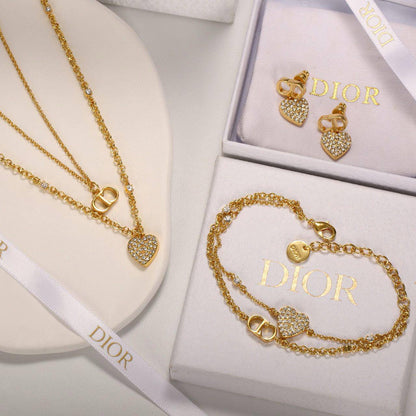 Dior set 🌺
Necklace 
Earrings 
Bracelet 
*Master quality* 🪩

130 dhs❣️
normal box

Zain48
♥️♥️♥️