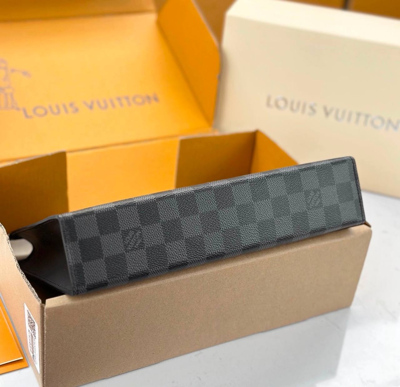 LOUIS VUITTON 

HAND BAG 
POUCH NEW 
CAME GOOD 
QUALITY WITH BOX

85 dhs🇦🇪🇦🇪🇦🇪

Zain39
Zain295
♥️♥️♥️