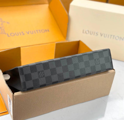 LOUIS VUITTON 

HAND BAG 
POUCH NEW 
CAME GOOD 
QUALITY WITH BOX

85 dhs🇦🇪🇦🇪🇦🇪

Zain39
Zain295
♥️♥️♥️