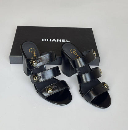 CHANEL 
SuperMaster Quality 💯
450 dhs❣️
Size: 36-41💥

Zain171
♥️♥️♥️