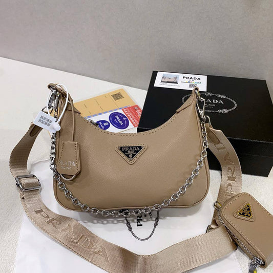 Prada

With box 
🎁🎁🎁

80 dhs🪙🌨️

Zain93
♥️♥️♥️