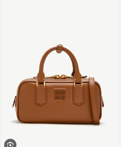 Miu Miu
withbox 
100 dhs🇦🇪🇦🇪

Zain143
♥️♥️♥️