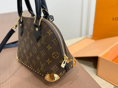 LV
 COPY ONE 

 WITH BOX 
🎁🎁🎁

180 dhs✅

Zain39
♥️♥️♥️