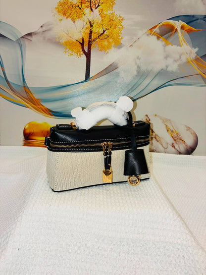 LORO PIANA

Best quality 
with box
100 dhs🇦🇪🇦🇪

size 19CM

Zain290
♥️♥️♥️