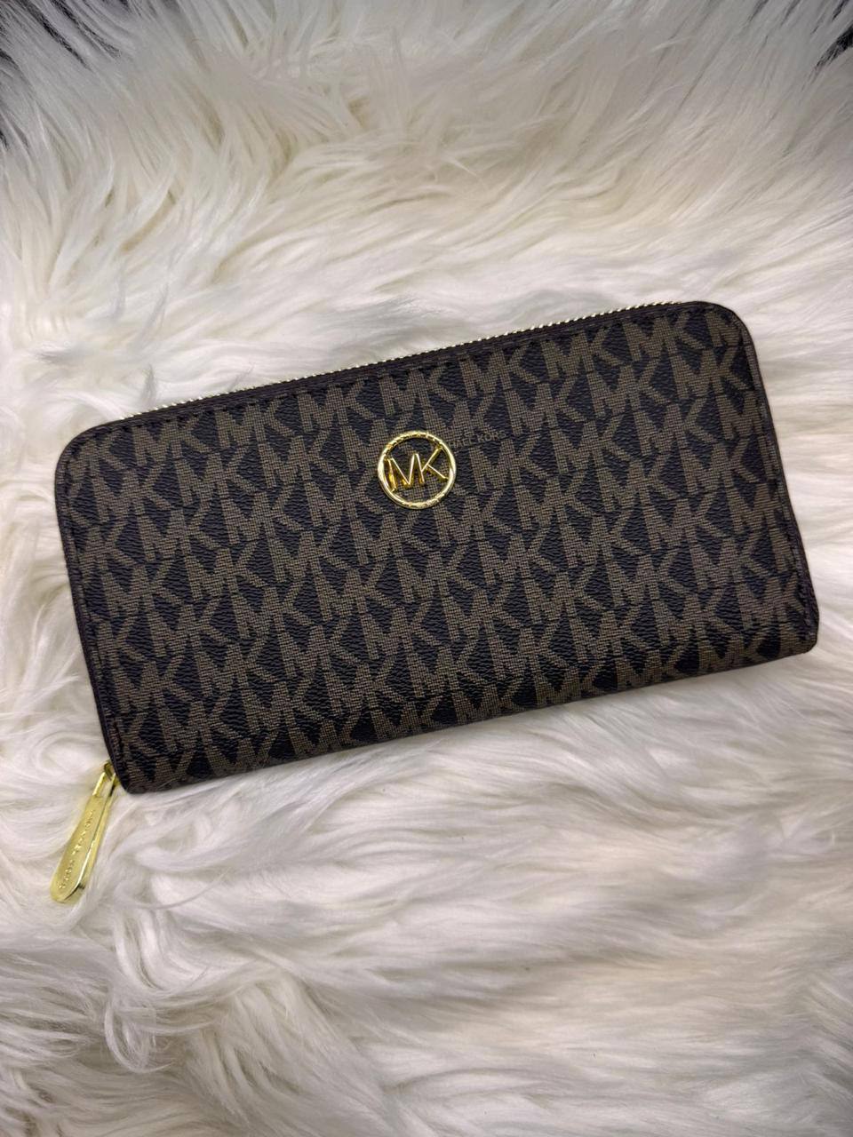 💝 Mk / Dior wallet
1️⃣ First quality 
Size : 19.5 * 9.5 aed
40 dhs✅

Zain115
♥️♥️♥️