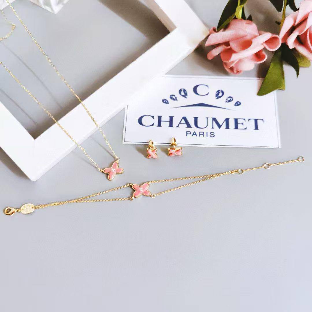 CHAUMET SET❤️‍🔥*
Necklace 🐦‍🔥
Earring🍁
Bracelet ✨
Master quality 💯
With normal boxes 📦 
130 dhs❣️
With master box 🗃️ 
220 dhs❣️

Zain216
♥️♥️♥️