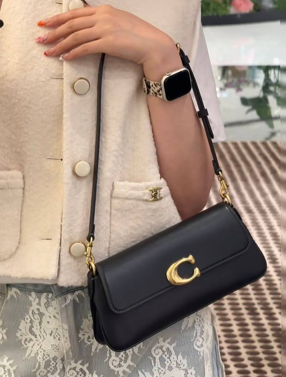 COACH 

NEW CAME 

GOOD QUALITY 

WITH BOX 
🎁🎁🎁

90 dhs👑
Size:25cm

Zain39
♥️♥️♥️