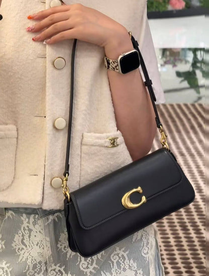 COACH 

NEW CAME 

GOOD QUALITY 

WITH BOX 
🎁🎁🎁

90 dhs👑
Size:25cm

Zain39
♥️♥️♥️