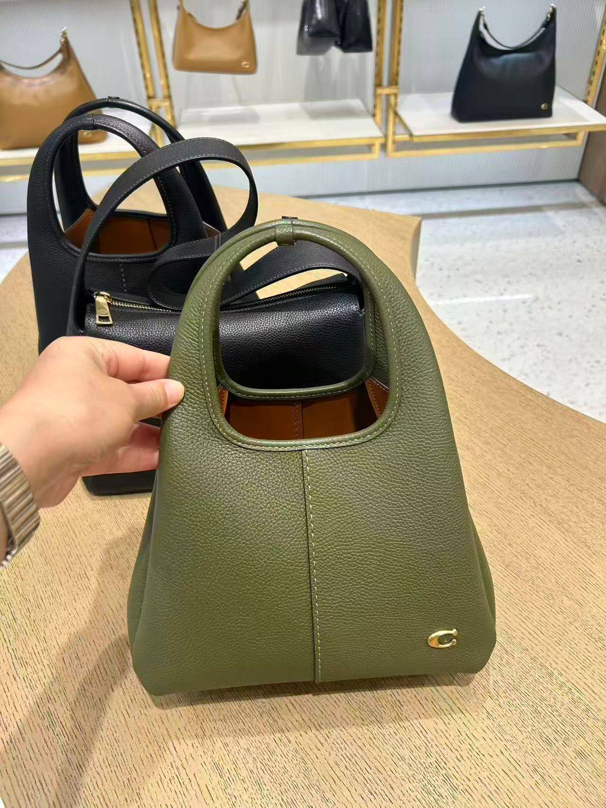 Coach

110 dhs❣️

with box
🎁🎁🎁

Zain177
♥️♥️♥️