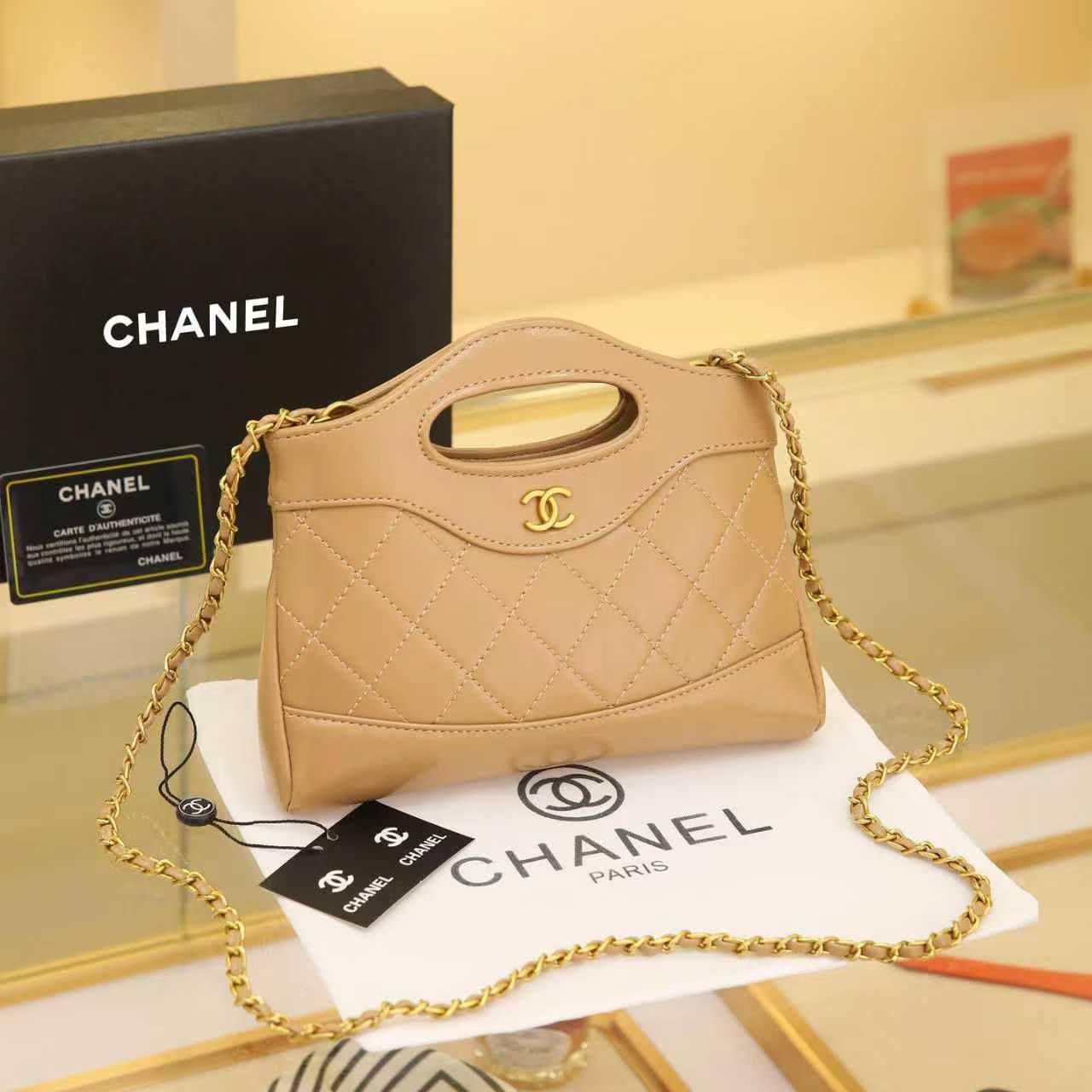 Chanel
90 dhs✅

with box
🎁🎁🎁

Zain143
♥️♥️♥️