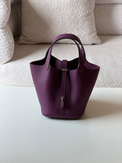 Hermes
picotin 18cm💥Master quality ✅

with box📦

340 dhs✅

Zain52
♥️♥️♥️