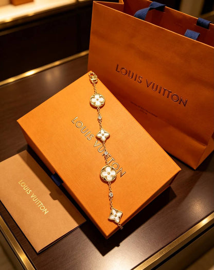 LOUIS VUITTON 😍
Bracelet 🦋
Master quality 💯

With normal boxes 🗃️ 
95 dhs🇦🇪🇦🇪🇦🇪

With master box 📦 
105 dhs🇦🇪🇦🇪🇦🇪

Zain216
♥️♥️♥️