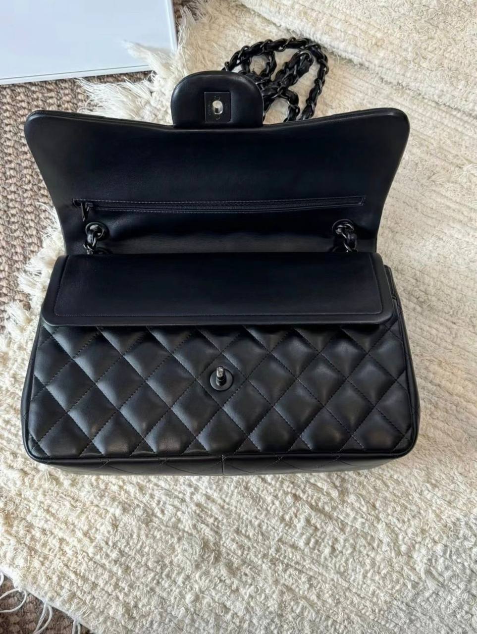 Chanel
100 dhs✅
Size：25CM

Zain35
♥️♥️♥️
