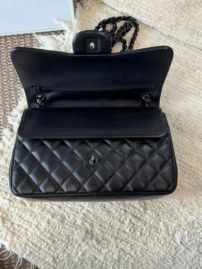 Chanel
100 dhs✅
Size：25CM

Zain35
♥️♥️♥️