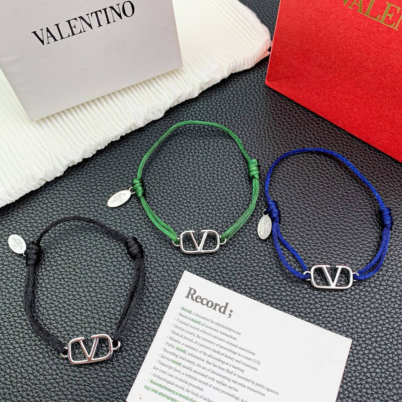 VALENTINO 
BRACELET
UNISEX
45 DHS🇦🇪🇦🇪 
WITH BOX AND PAPER BAG🎁🛍️

Zain89
♥️♥️♥️