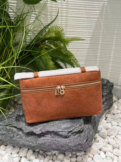 Loro Piana
85 dhs🪙🌨️

size：19cm
Good quality 

with box
🎁🎁🎁

Zain35
♥️♥️♥️