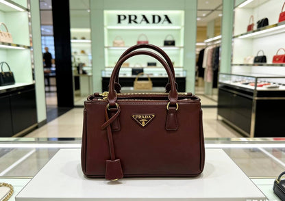 Prada
100 dhs🇦🇪
Size:25*11*18
Good quality .new

Zain07
♥️♥️♥️