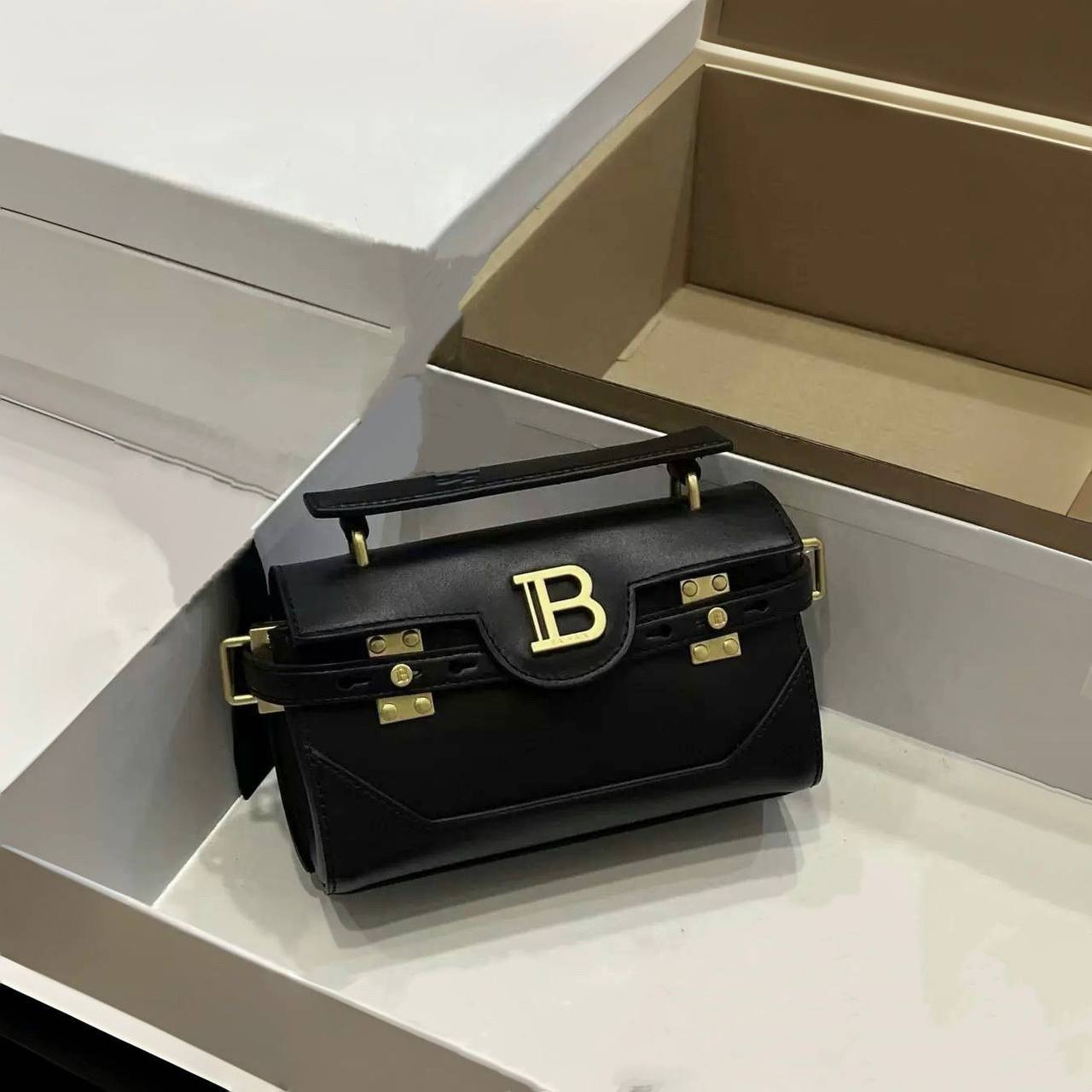 BALMAIN 
HIGH QUALITY 

WITH BOX 
🎁🎁🎁

130 dhs🪙🖤

Zain39
♥️♥️♥️