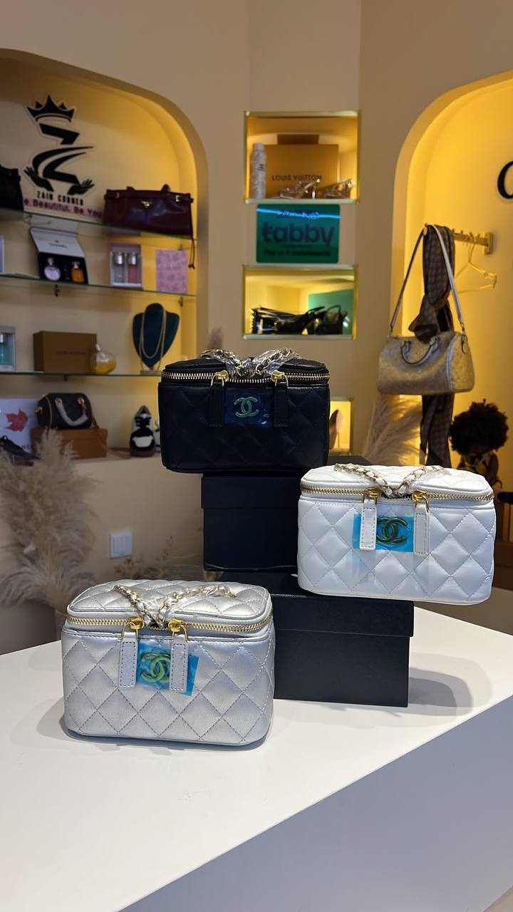 Chanel

100 dhs
With box

Zain244
♥️♥️♥️