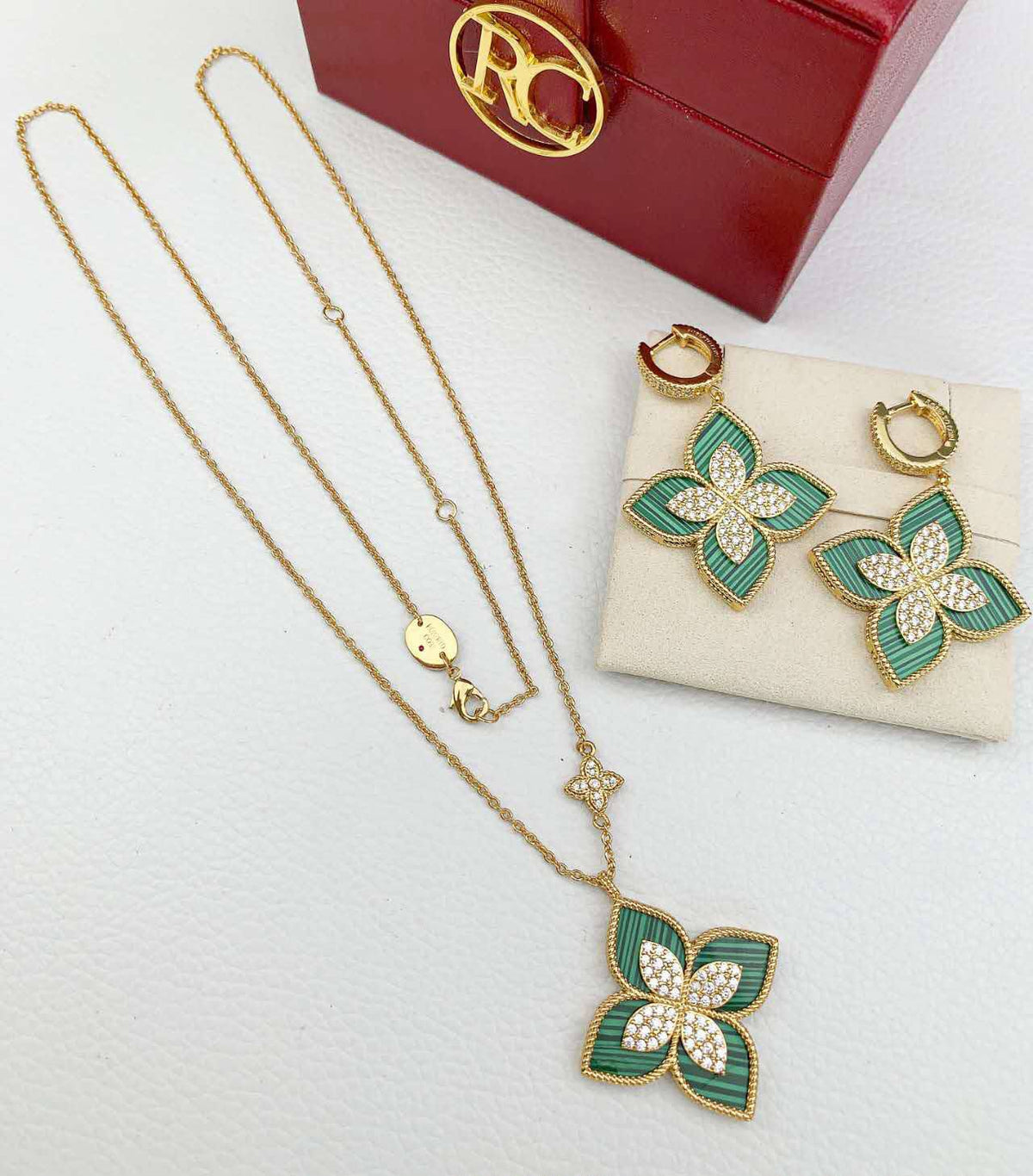 ROBERTO COIN 
Necklace 😍
Earring 🔥
Master quality ✨
With normal boxes 📦 
125 dhs🇦🇪🇦🇪

With master box 🗃️ 
225 dhs🇦🇪🇦🇪

Zain216
♥️♥️♥️