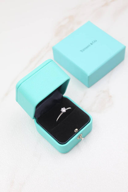 *Tiffany & Co.*♥️
* *New Collection*  
* The Tiffany®️ Setting
Engagement Ring in Platinum
🆕🎉🥳🎊🆕
↗️ *Super Master Quality ®️*
For Price 👇 WTSP Text Zain 0568585901

Zain106
♥️♥️♥️