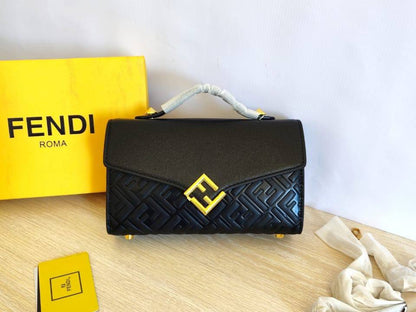Bags

90 dhs🇦🇪

with box
🎁🎁🎁

size 23cm

Zain26
♥️♥️♥️