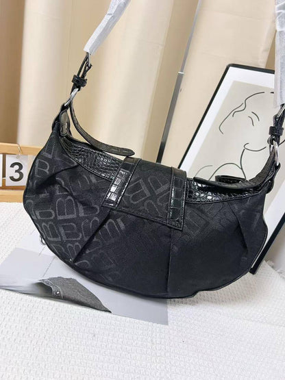 Balenciaga

32*23*7 cm

85 dhs🗽

Zain17
♥️♥️♥️