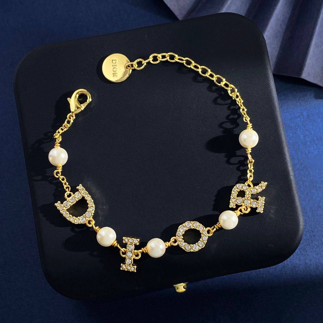 Dior SET ❤️‍🔥*
Necklace 🦋
Bracelet 🍁
Earring ⭐️
Master quality 💯
With normal boxes 🗃️ 
160 dhs✅
With master box 📦 
170 dhs✅

Zain216
♥️♥️♥️