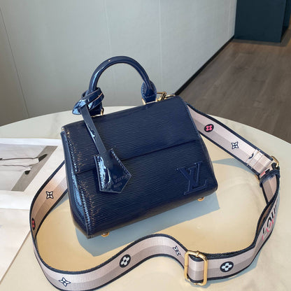 LV

Best quality 
with box
115 dhs🇦🇪🇦🇪

size 21CM

Zain290
♥️♥️♥️
