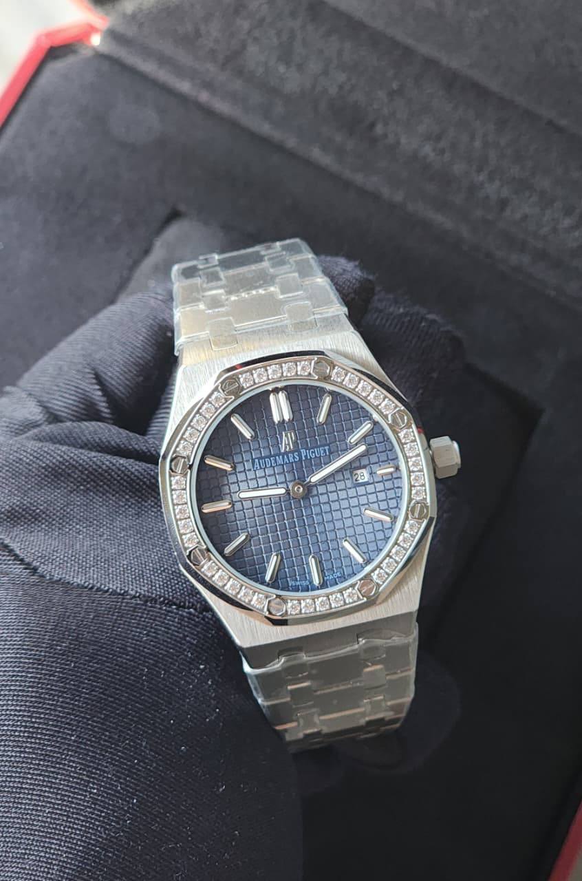 Ap watch for ladies 
good quality 
220 dhs💓

Zain59
♥️♥️♥️