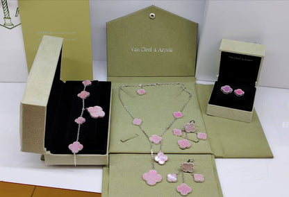 VCA SET❤️‍🔥*
Necklace 🦋
Earring🌸
Ring 💍 free size 
Bracelet 🐦‍🔥
Master quality 💯
With normal boxes 📦 
240 dhs🗽
With master box 🗃️ 
300 dhs🗽

Zain216
♥️♥️♥️