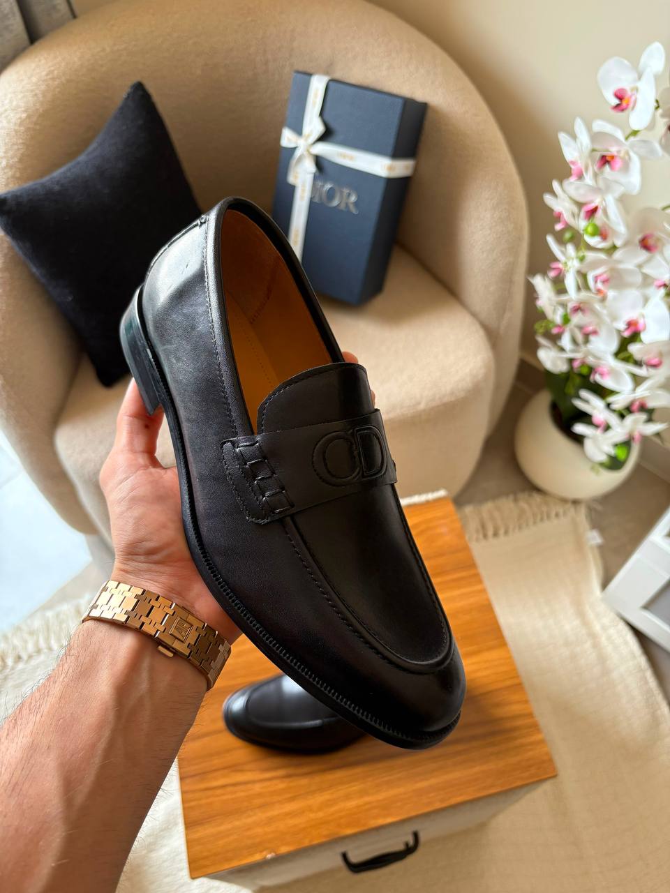 Dior loafer 👞*
*AAA quality*
*size: 40 to 46*
540 dhs💛

Zain185
♥️♥️♥️