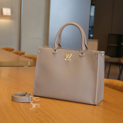 lv

best quality 
without box

120 dhs🇦🇪🇦🇪

size33CM

Zain290
♥️♥️♥️