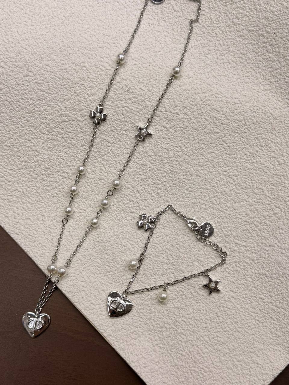 Dior Set* 🦋
Necklace 
Bracelet 
Master Quality 💎

*110* AED normal box 📦 
*130* AED master box 🗃️

Zain48
♥️♥️♥️