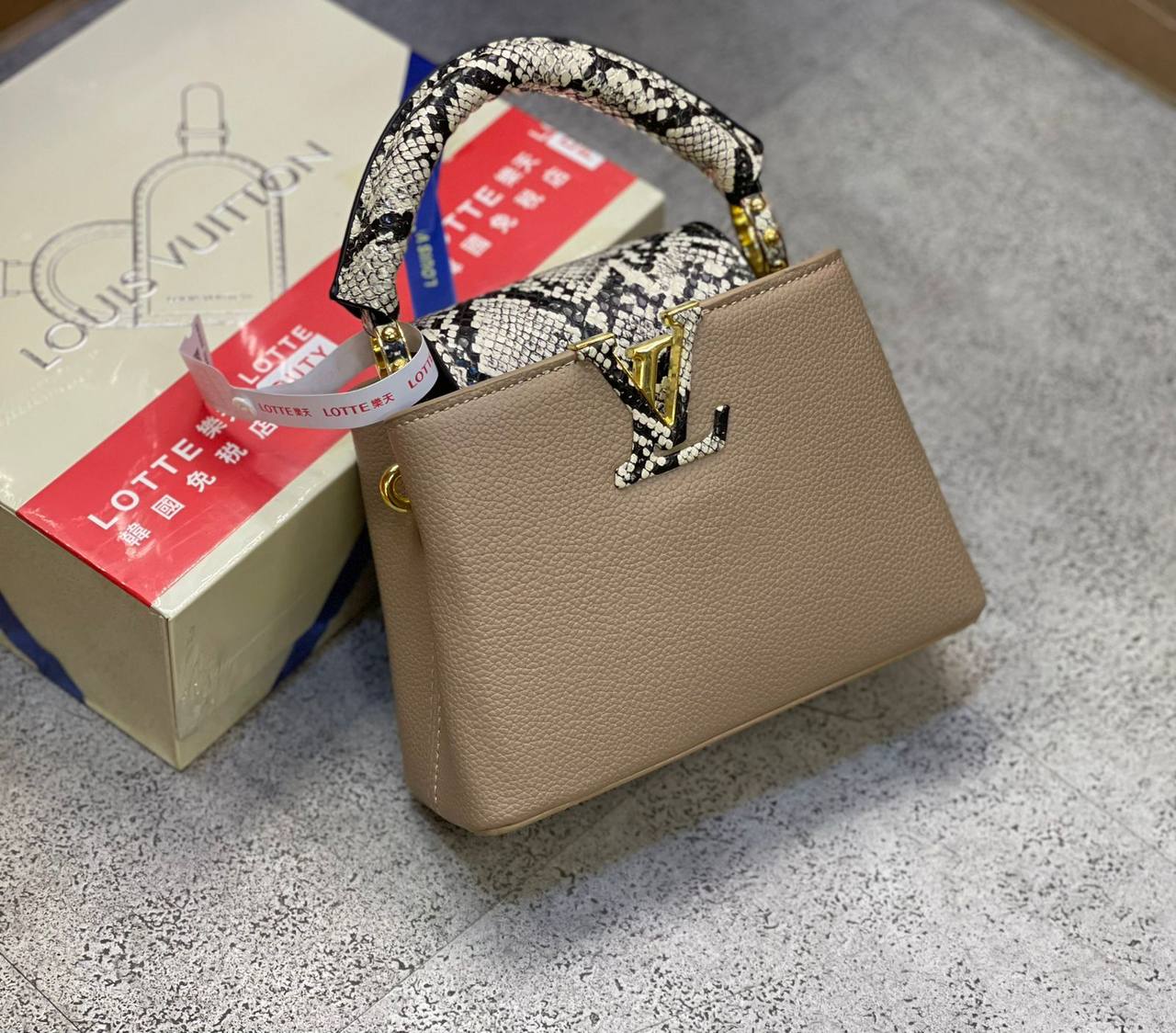 LV
High Quality
250 dhs✅

with box
🎁🎁🎁

Zain175
♥️♥️♥️