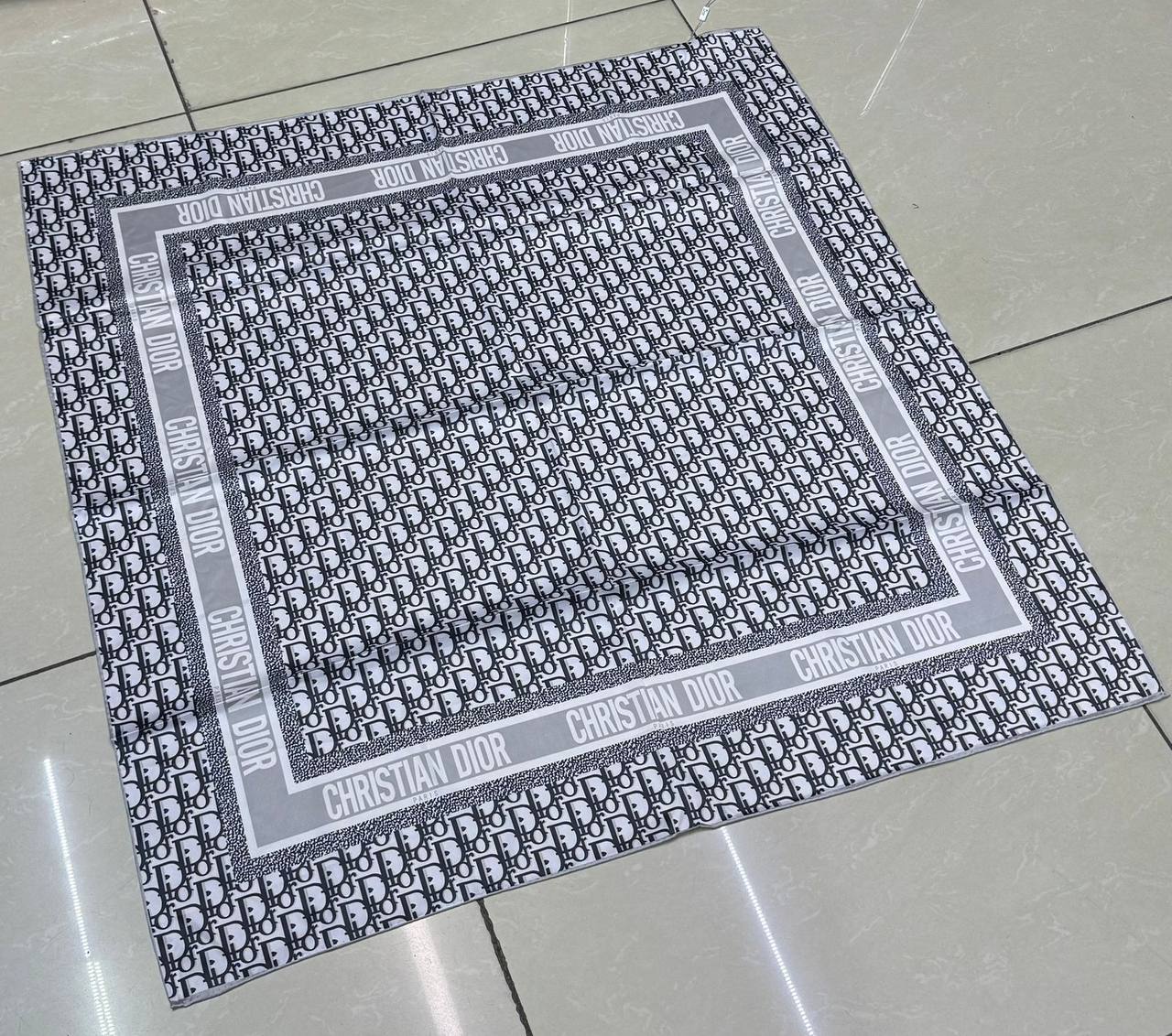 Silk square scarf 
40 dhs🪙💚

Zain93
♥️♥️♥️