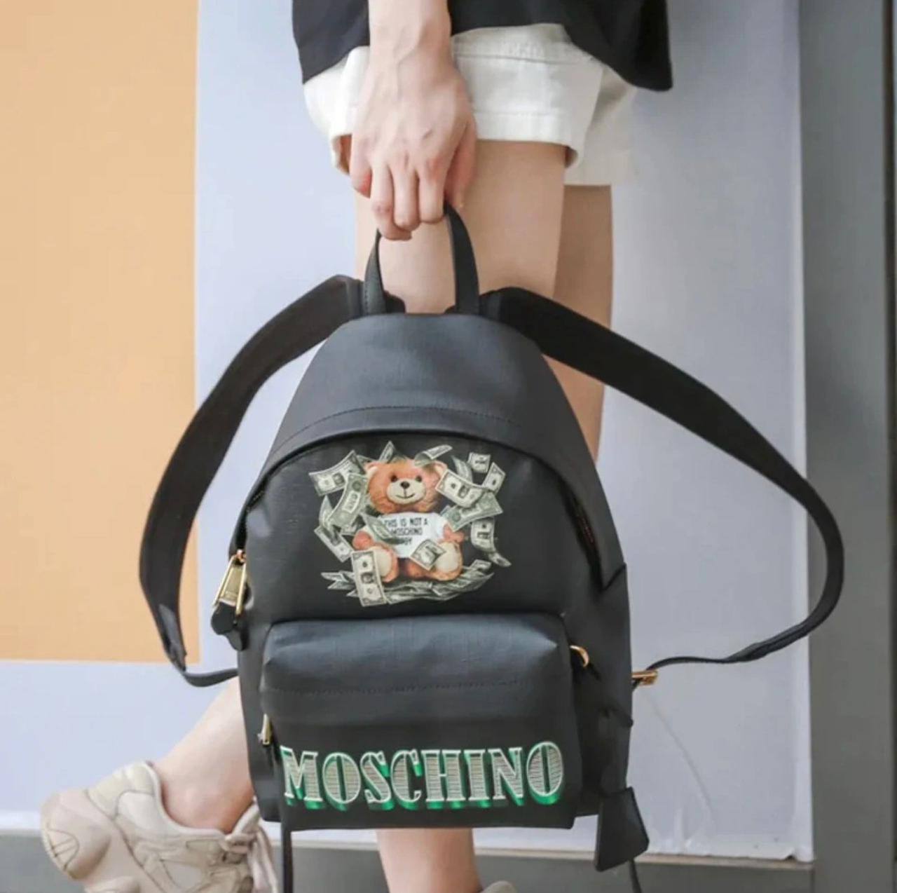 MOSCHINO BACKPACK 

COPY ONE NEW CAME 

120 dhs🪙💕

Zain39
♥️♥️♥️